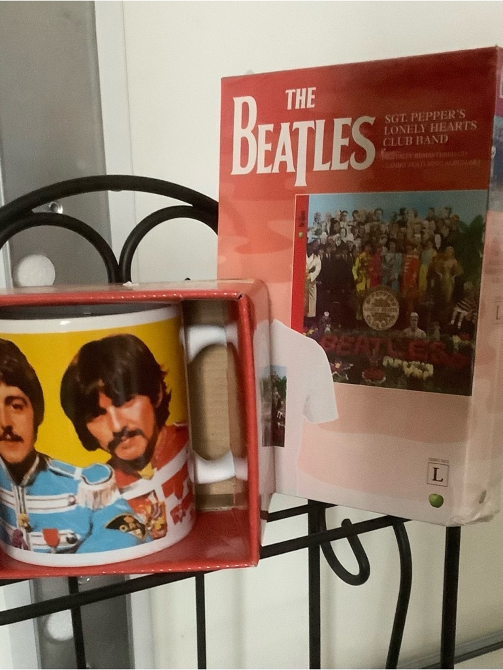 The Beatles Sgt Peppers Digitally Remastered CD/
T Shirt W/Art/CoffeMug